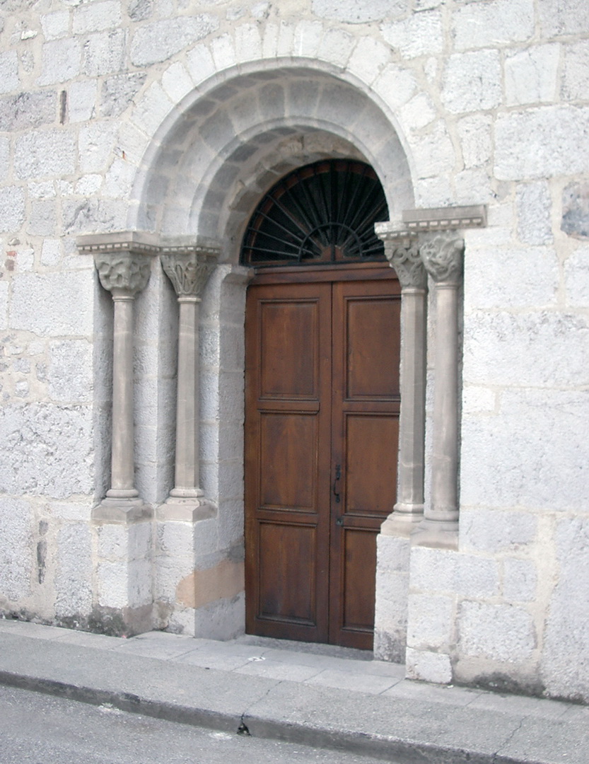 Portail classé de l'église.  XIIe siècle