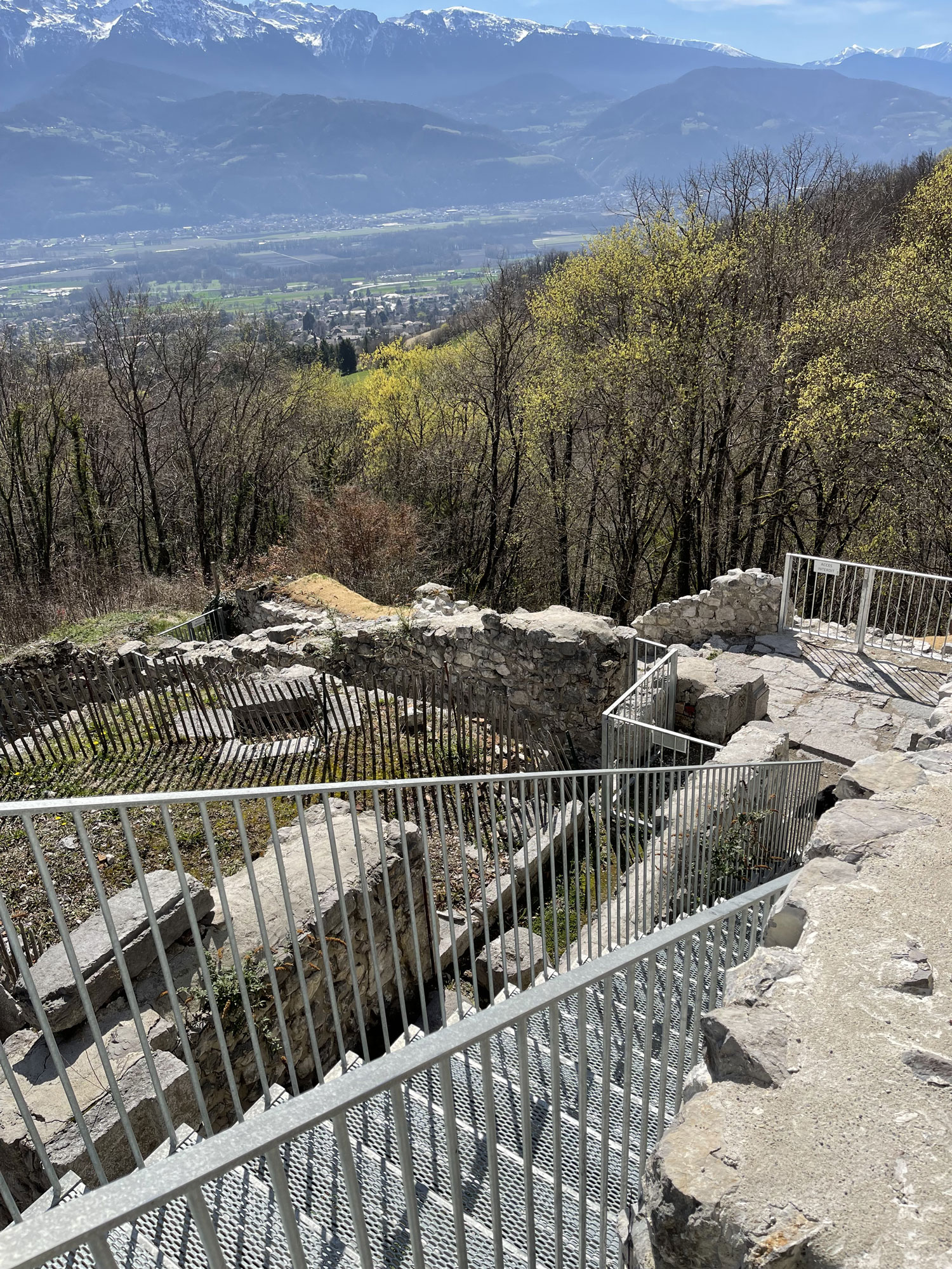 escalier-montant-à-la-tour